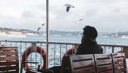 港股持续强势，人民币汇率转强，市场憧憬中央继续推出措施刺激经济