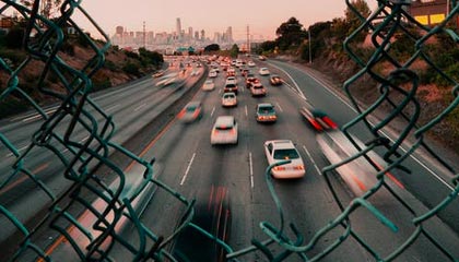 “强盗”都不装了，英伟达在芯片上安装“追踪定位”？人民日报强势质问