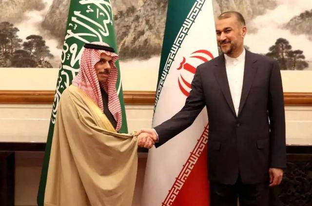 被美国骗惨了!沙特跳下战车,与“老冤家”联手,打响反抗第一枪