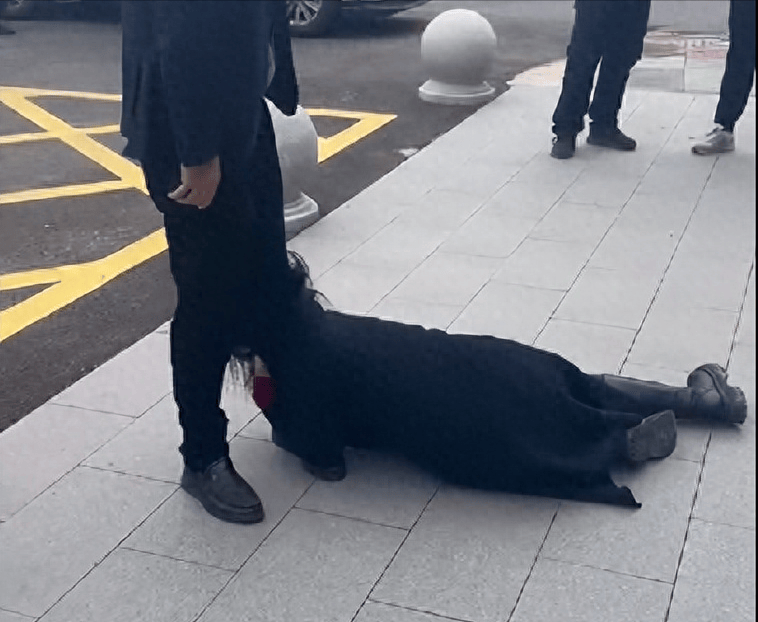 江苏一女子替丈夫讨要18万欠薪,匍匐在地抱住公司男子腿痛哭,当地派出所介入调查