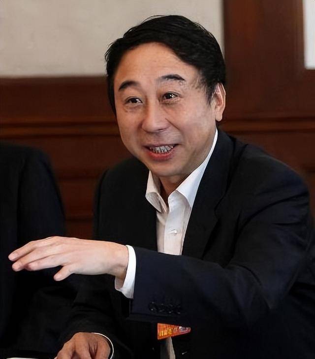 从相声奇才到“阶下囚”,当红时抛下冯巩移居海外后,刘伟怎样了