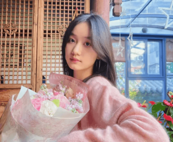 48岁赵薇“女儿”被全网“禁止整容”,如今17岁变化太大,不敢认