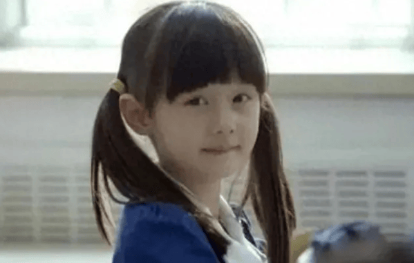 48岁赵薇“女儿”被全网“禁止整容”,如今17岁变化太大,不敢认