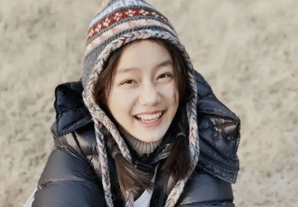 48岁赵薇“女儿”被全网“禁止整容”,如今17岁变化太大,不敢认