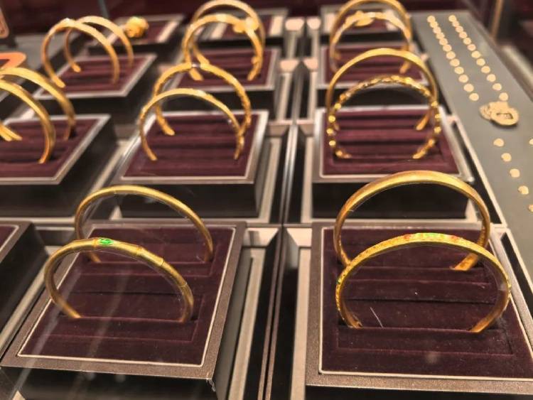 “起床后第一件事就是看金价”,有人贷款17万买黄金,网友:借钱蹦极