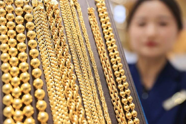 “起床后第一件事就是看金价”,有人贷款17万买黄金,网友:借钱蹦极