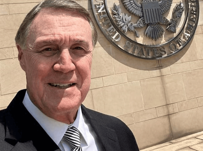 一架专机突然降落北京，特朗普果然扛不住了，中方通告“字少事大”