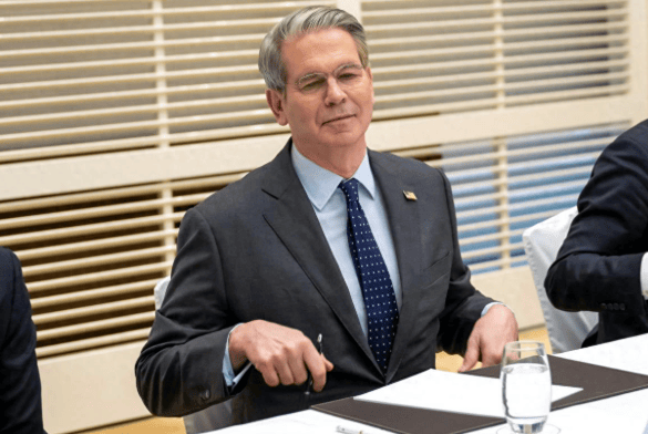 一架专机突然降落北京，特朗普果然扛不住了，中方通告“字少事大”