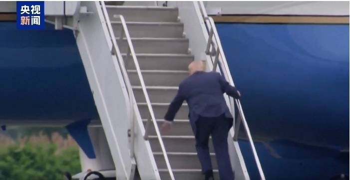 特朗普也差点摔了，登上空军一号时跌跌撞撞！此前拜登曾连摔3次被嘲讽