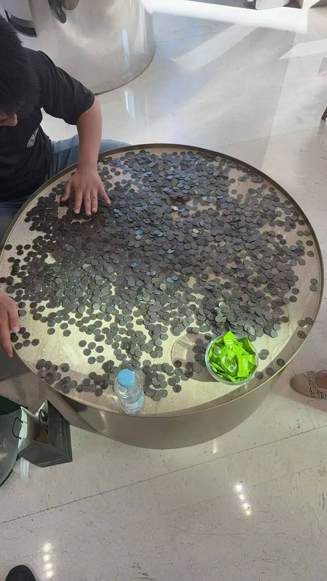 男子扛140多斤1角硬币兑换被拒,银行:客户无法说明来源!当事人发声