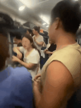 砸窗事件后,官方推出三篇文章:打倒破窗者……