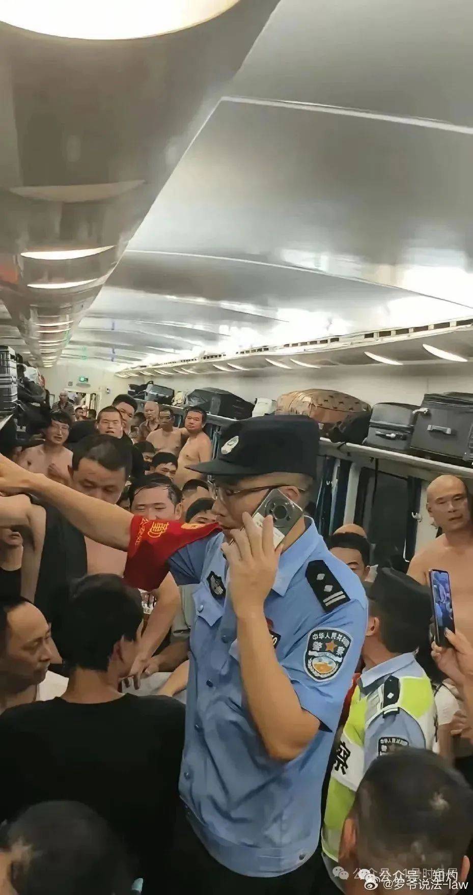 砸窗事件后,官方推出三篇文章:打倒破窗者……