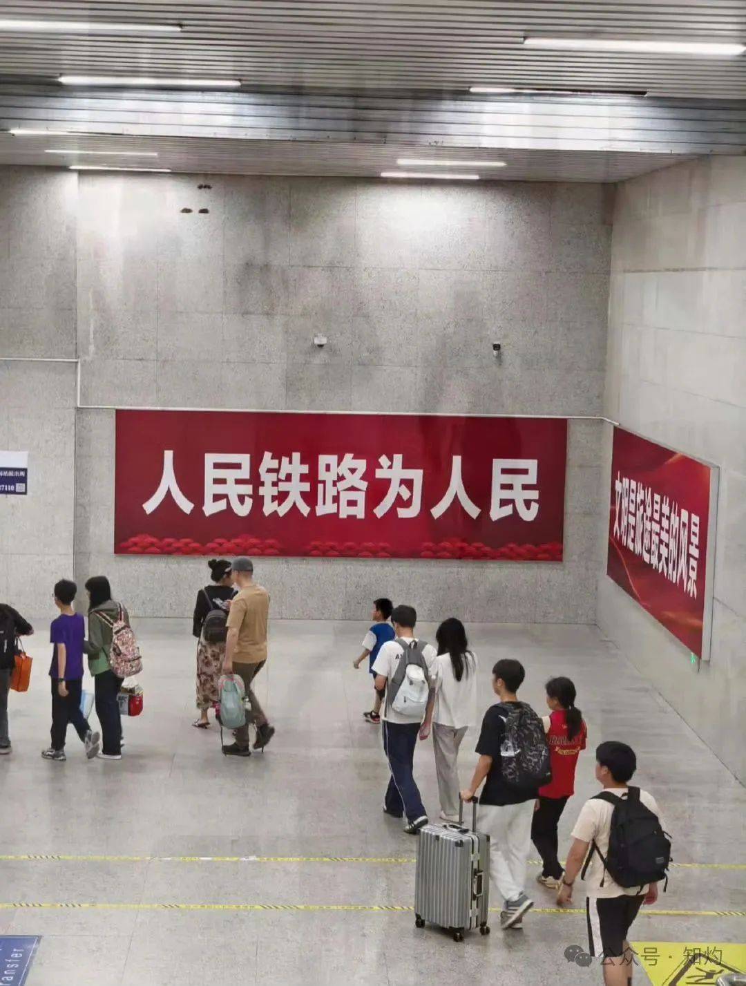 砸窗事件后,官方推出三篇文章:打倒破窗者……