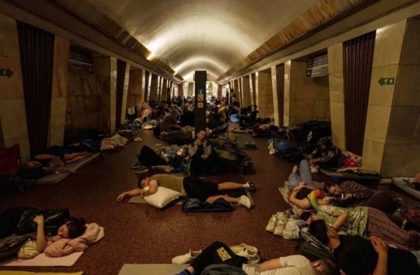 狂轰滥炸5小时,基辅传出巨大爆炸声!普京用行动警告北约:不退