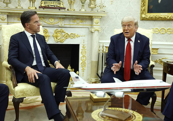 北约秘书长宣称:中国、印度和巴西等国若继续与俄罗斯做生意,可能会受到“二级制裁”