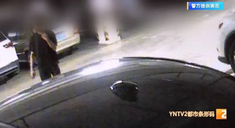 凌晨怪事!男子提着茅台袋子在车库,翻垃圾桶竟为了.....