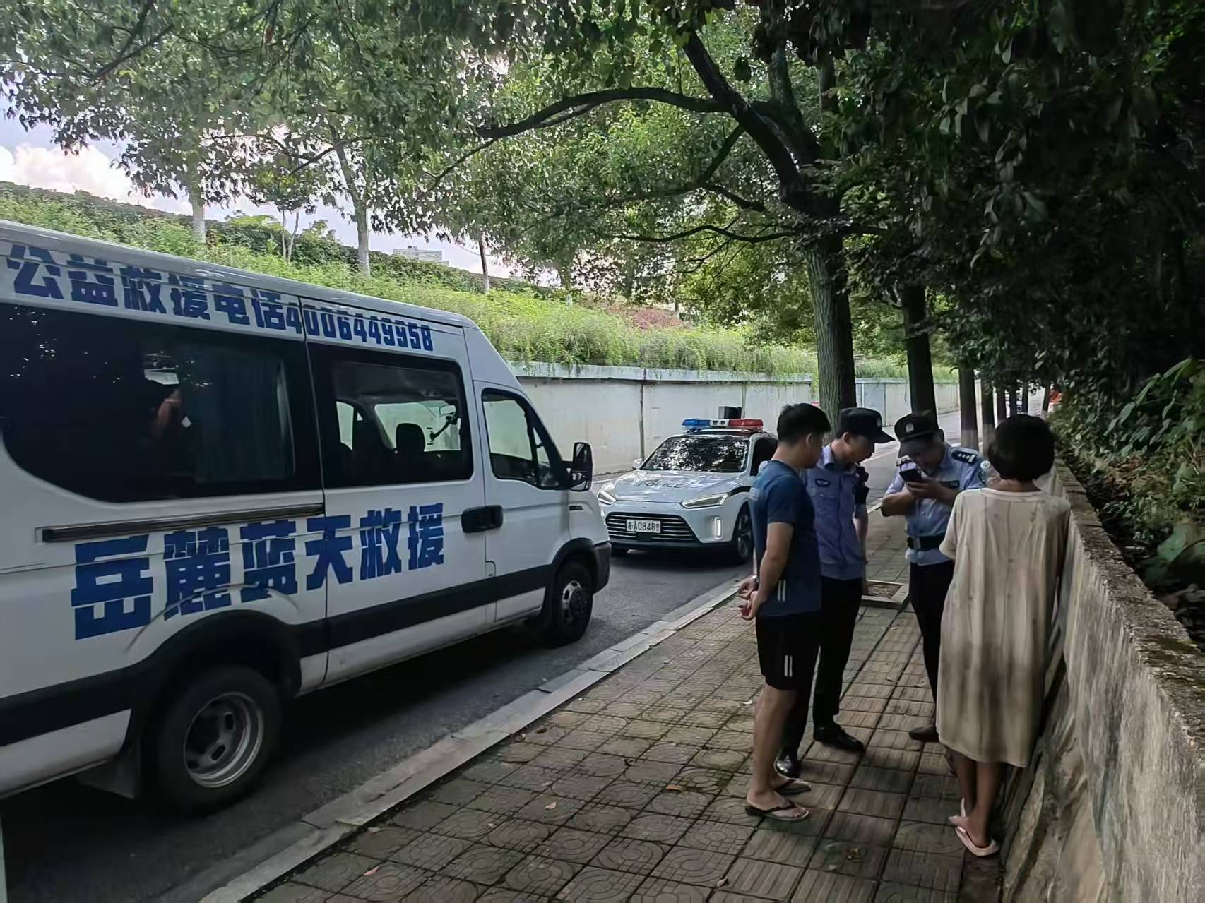 浑身脏兮兮借厕所还开冰箱门,年轻女孩未带手机称要去云南,长沙岳麓蓝天联合警方救助
