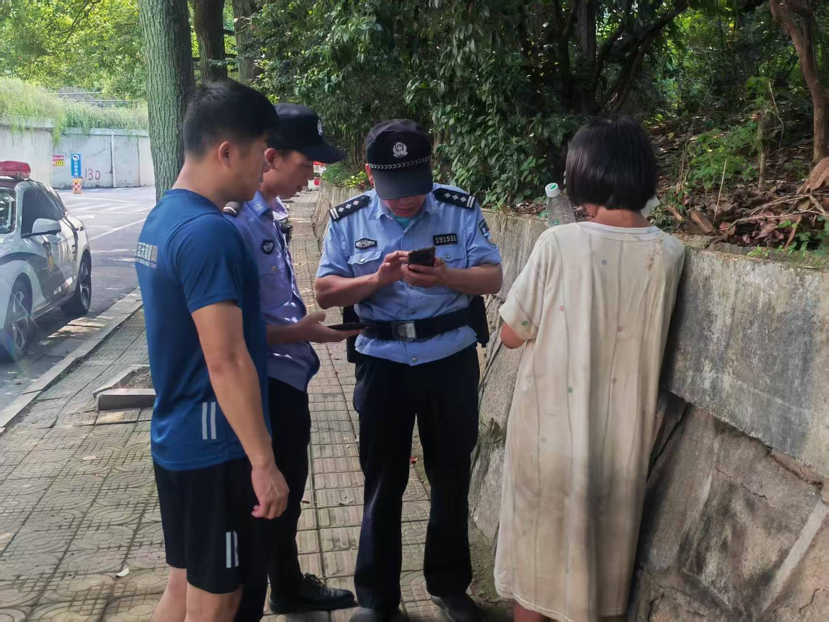 浑身脏兮兮借厕所还开冰箱门,年轻女孩未带手机称要去云南,长沙岳麓蓝天联合警方救助