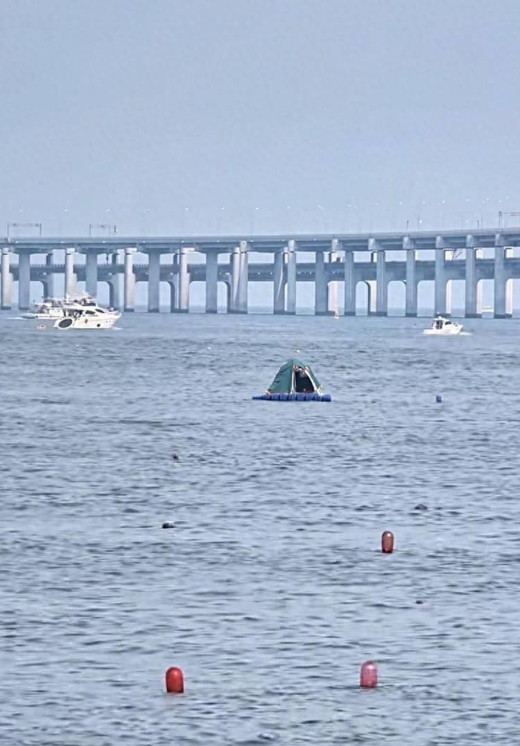 游客在海面搭建移动帐篷露营,大连海警:不违规,但需注意安全