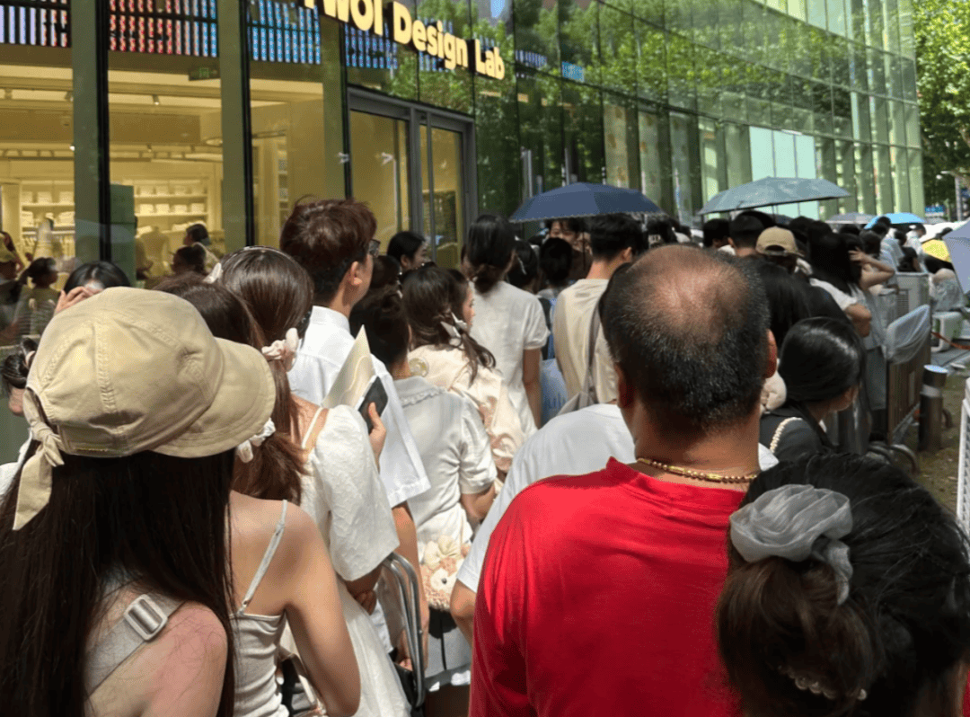 开业第一天就闭店！人多到崩溃，排队超8小时，品牌道歉，补偿方案公布！