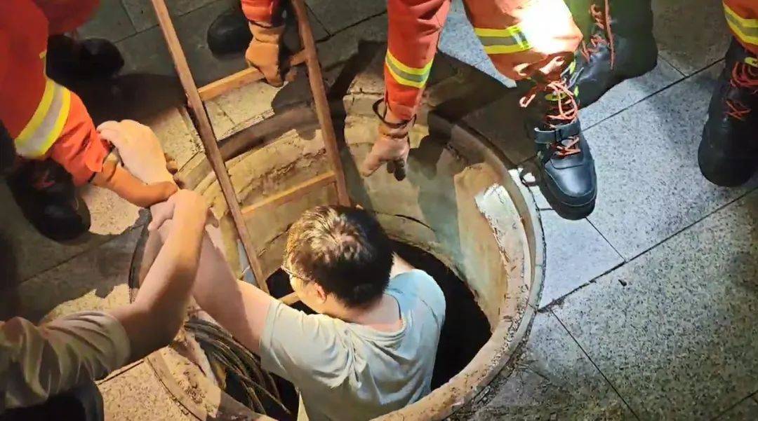 浙江一19岁男子与朋友在路上,走着走着人突然“消失”了!赶紧报警...