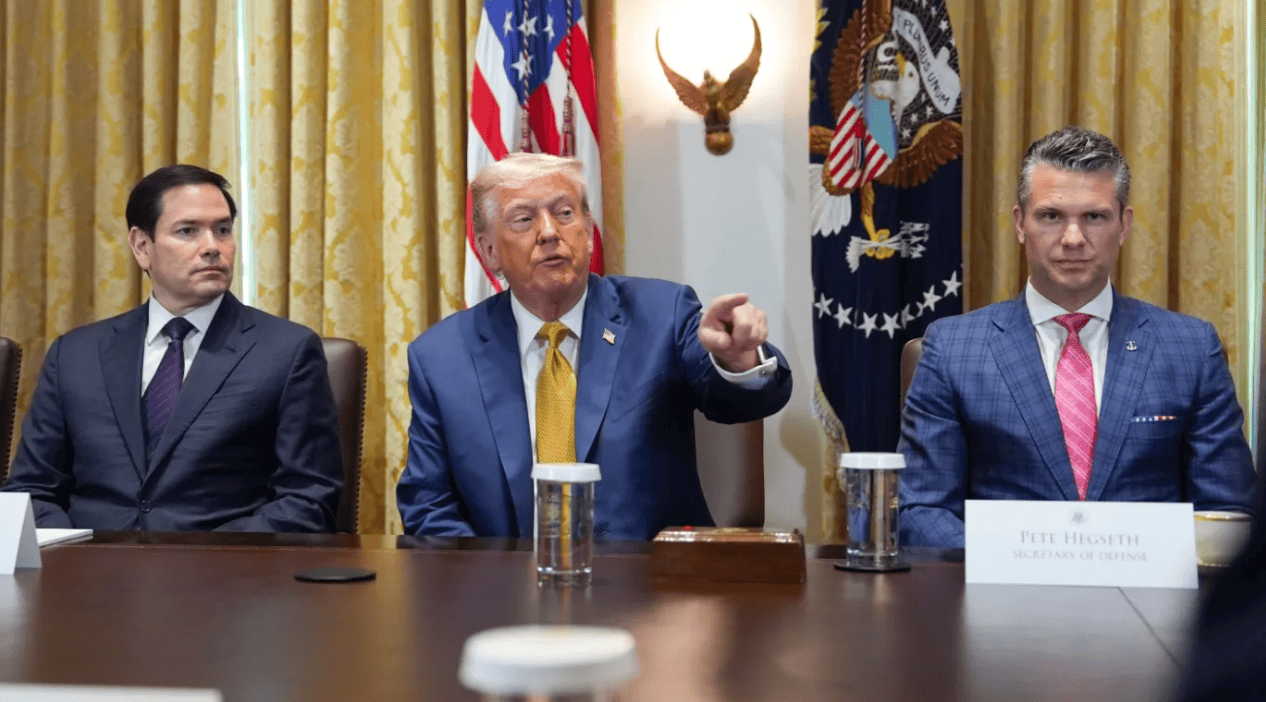 特朗普内阁会议时长超《泰坦尼克号》:3小时“夸声一片”,有的电视直播都不耐烦了