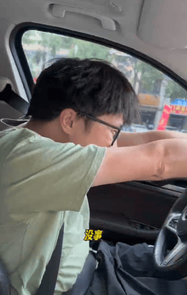 “女儿奴”爸爸接军训女儿电话泪崩,“第一次这样分开”,网友:终究是我们离不开孩子