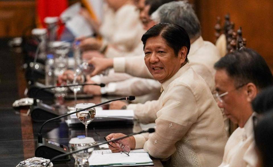 菲国内爆发动乱,民众抗议马科斯,军警出面镇压