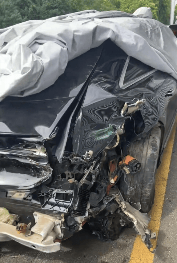 女高管花67万买的奔驰今年投保52万,被严重追尾后几乎报废,对方全责其保司却只赔24万:按二手车市场价评估