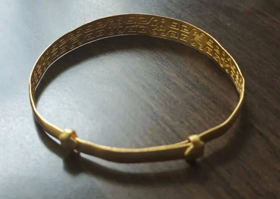 浙江女子集市上免费洗金镯被洗掉5克！警方：摊贩用“王水”盗窃黄金，已刑拘