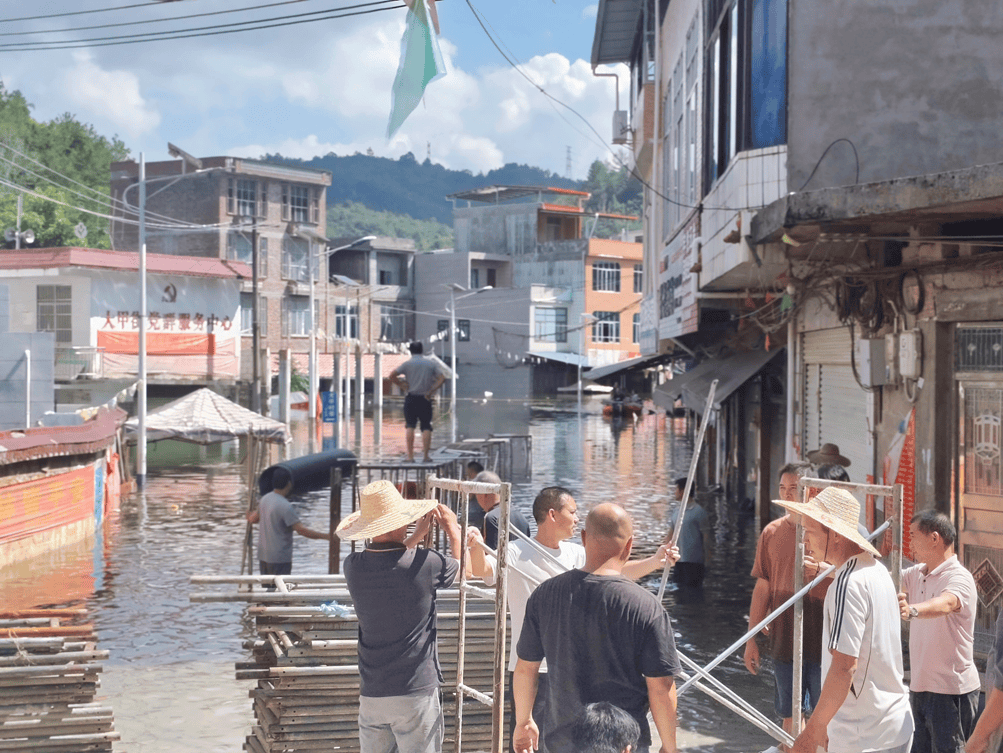 广西内涝20天未退 老人在鸡棚搭煤气灶做饭