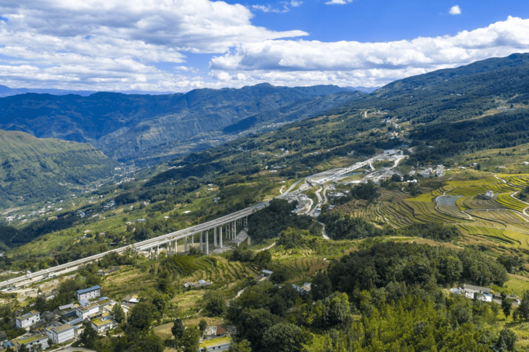 宜攀高速最长隧道贯通，今年底宁攀段全线通车倒计时→