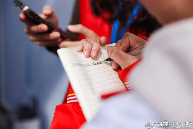 仿生四足机器人、飞行模拟器……好酷的课前预热!35支成都科技团队亮出家底绝活