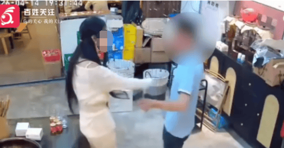 40岁男子酒后多次搭讪火锅店女老板，还把双手搭在对方肩上，警方通报：李某某已被行拘