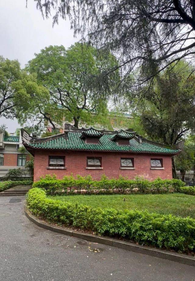 博主称湖南大学一公厕是全国重点文物保护单位引关注
