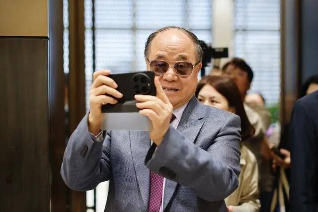 71岁莫言现身杭州：我能想到最浪漫的事，就是在西湖边买条船，当个有船有户口的船夫